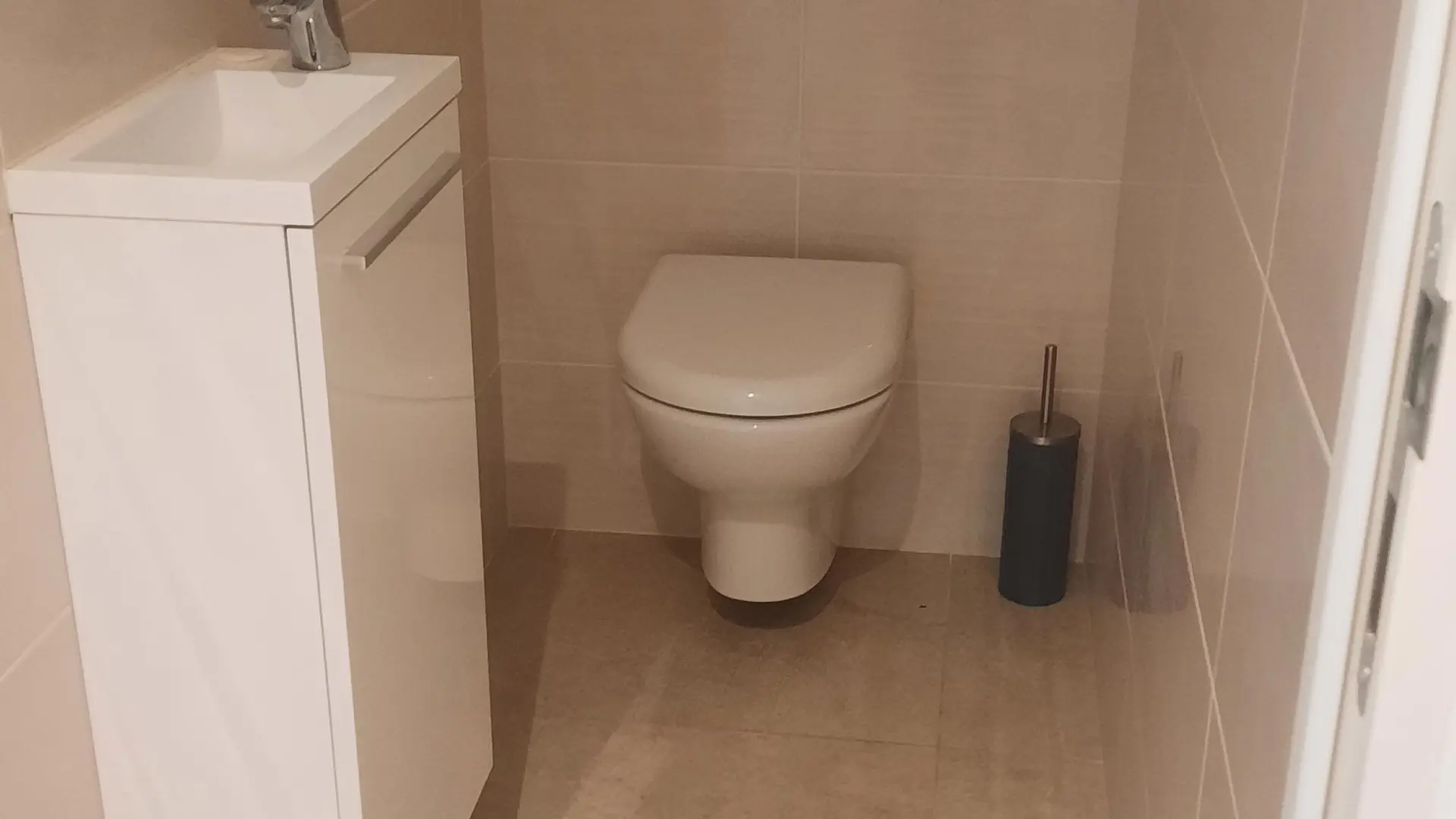 Degen Aline location meublée Fréjus toilettes