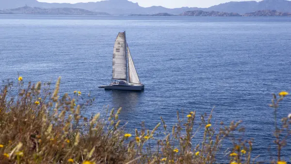 Catamaran dans la baie de Marseille. Départ l'Estaque