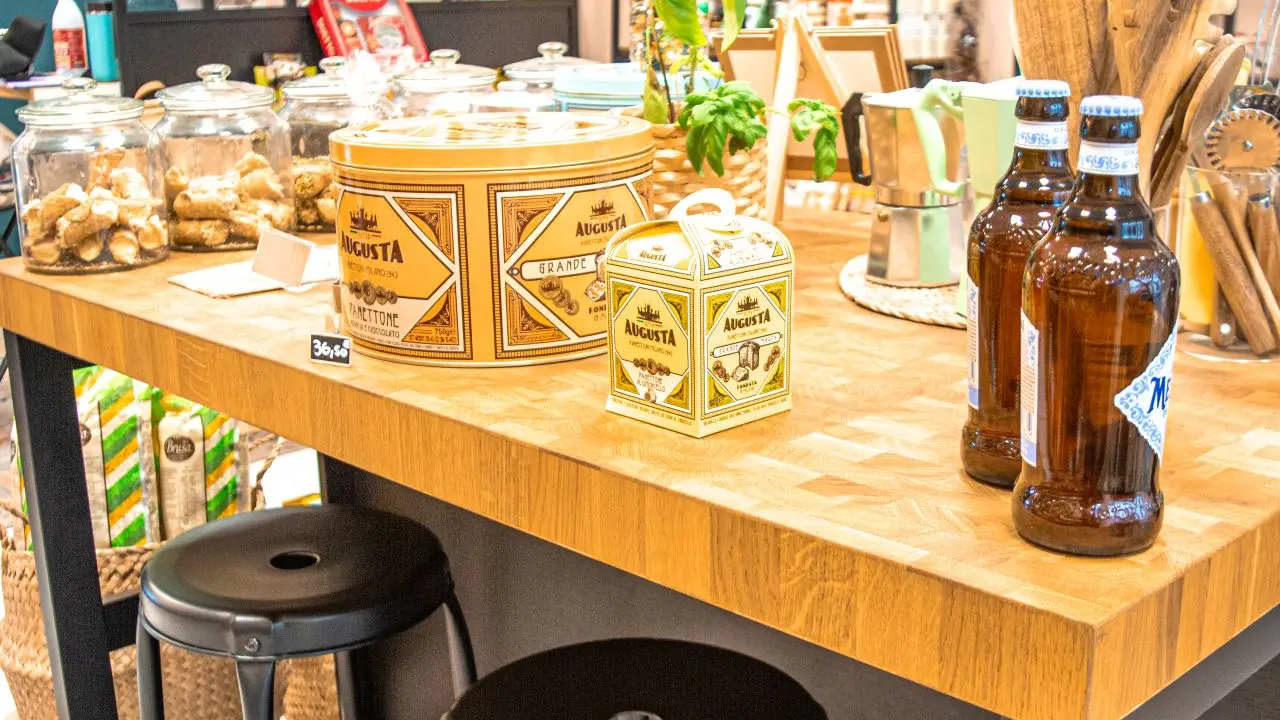 intérieur, table haute et tabourets