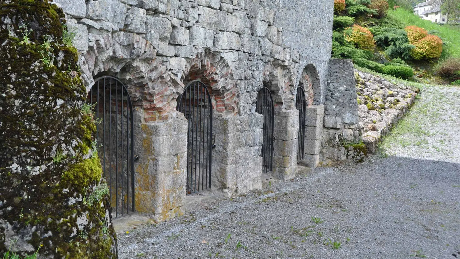Extérieur des Fours à chaux de Cons ste Colombe