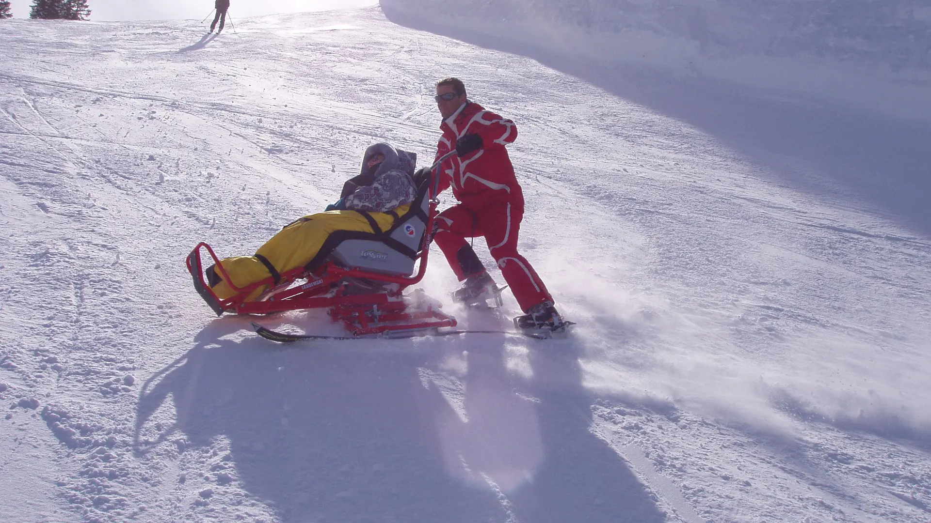 Descente d'une piste en Taxiski avec l'école du Ski Français