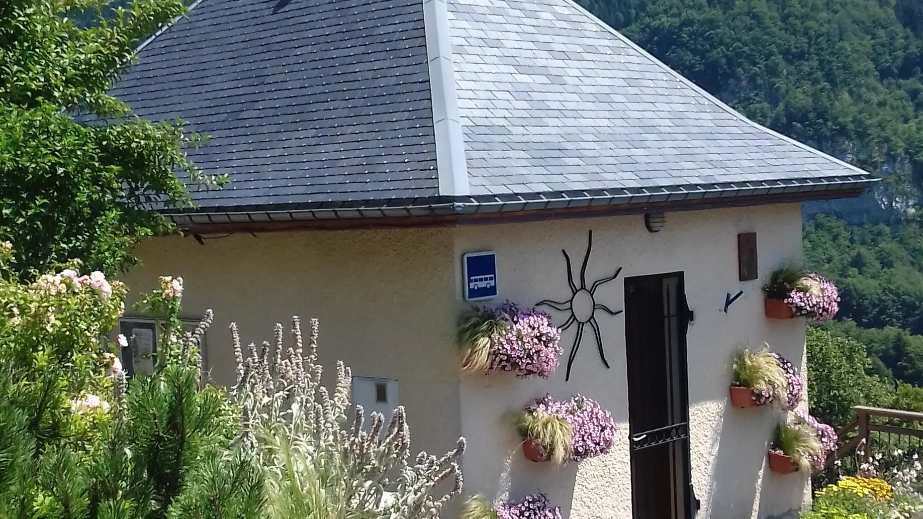 Vue sur Roche Veyrand depuis le jardin