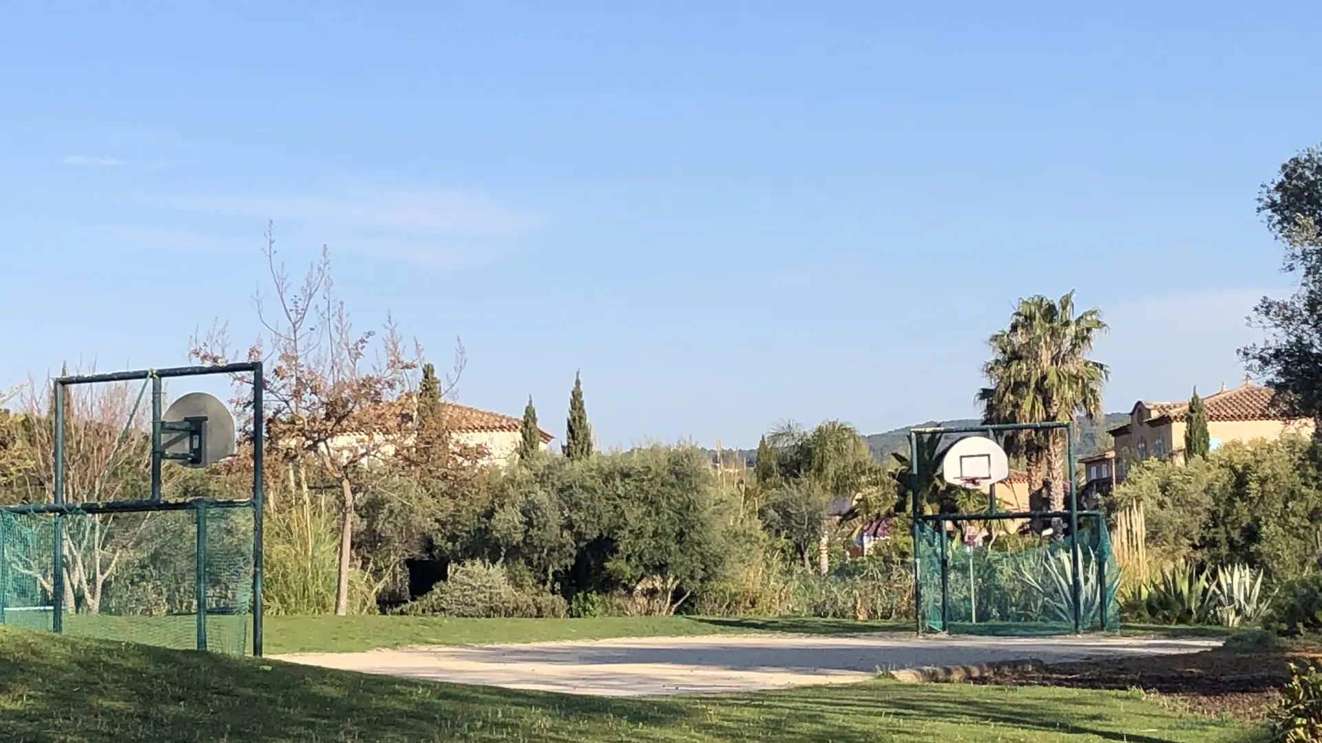 Terrain de foot et de basket