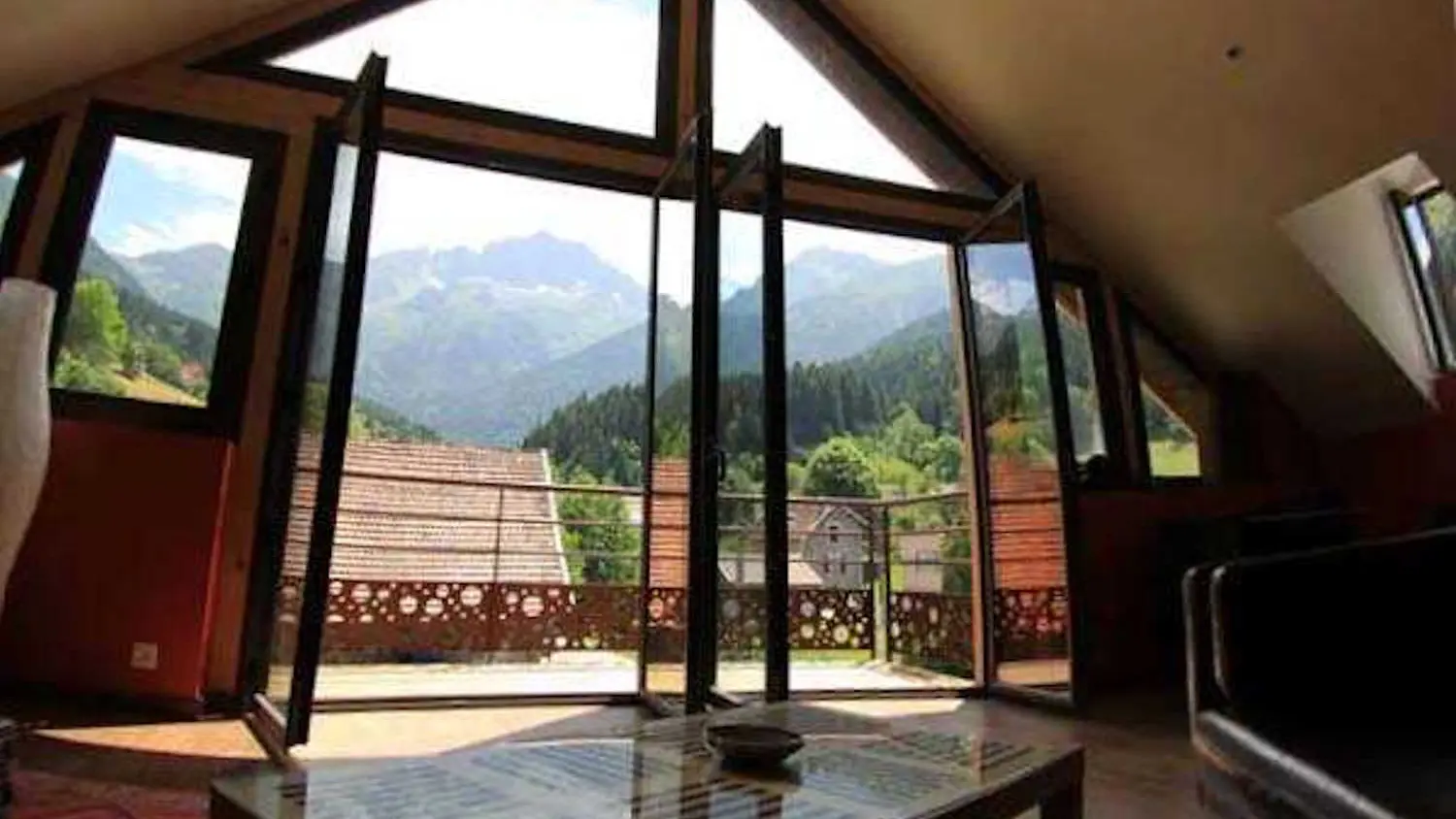 Grande pièce de vie, le balcon et la vue sur le Ferrouillet  (2ème étage)