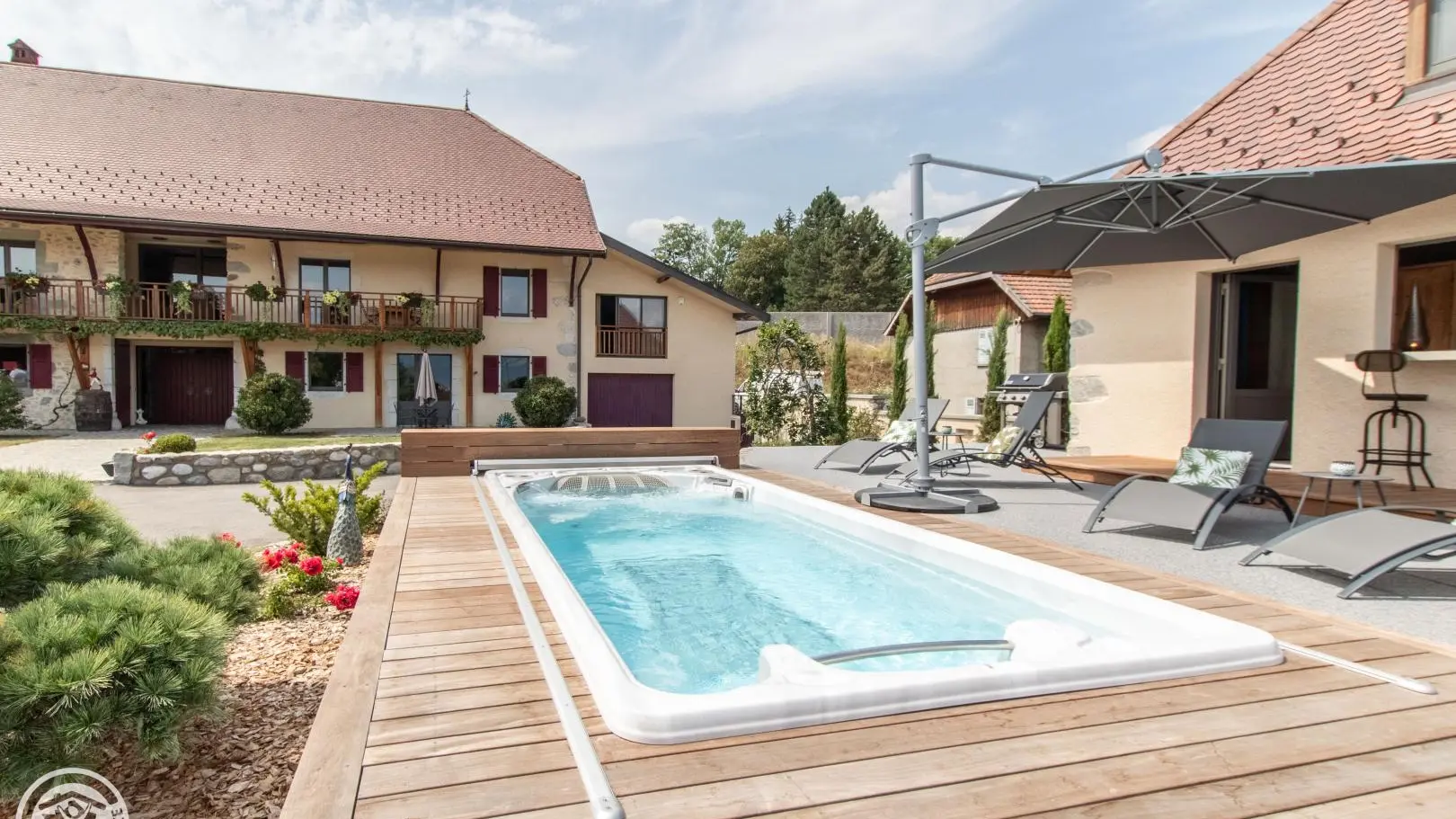 Espace détente extérieur avec espace bar, SPA de nage, solarium...