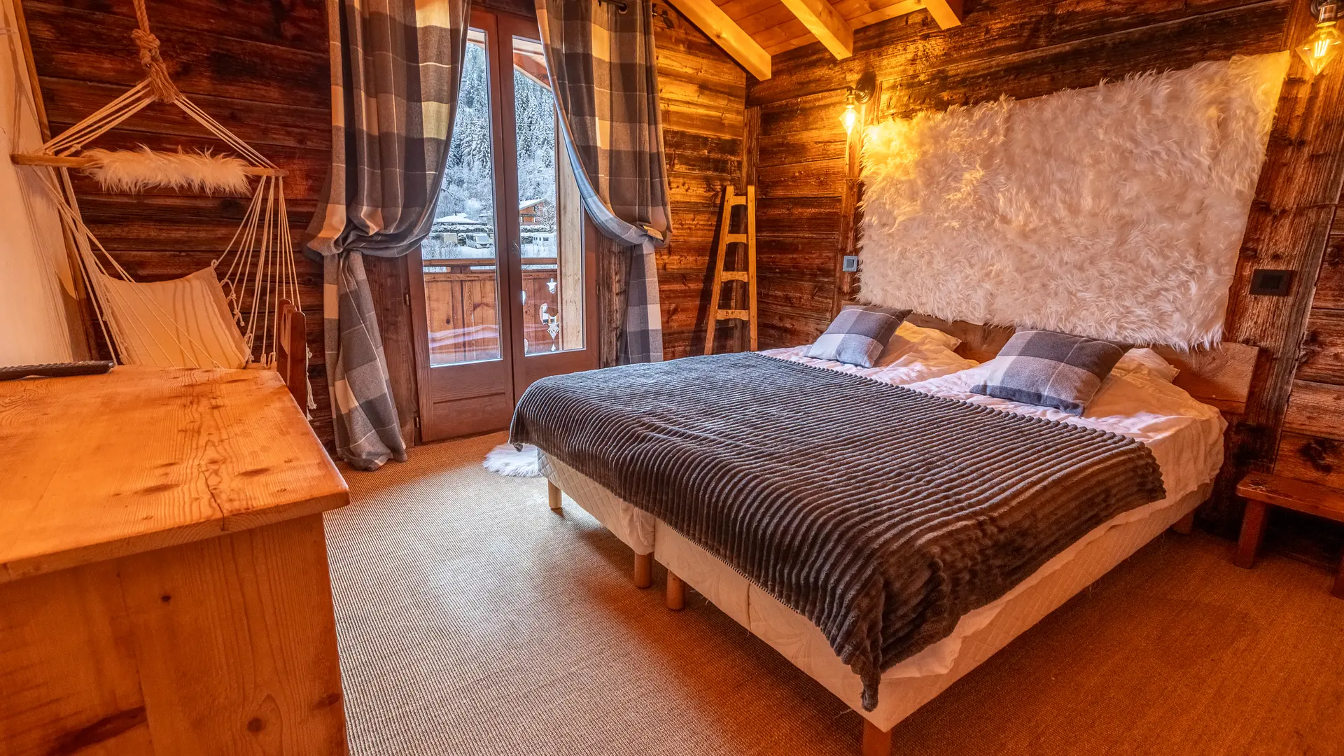 Chambre avec grand lit