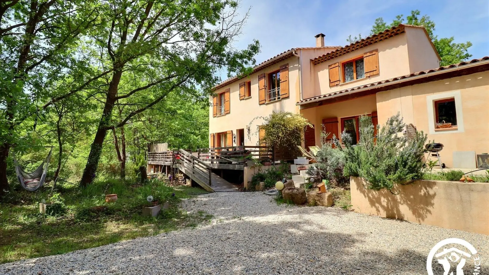 Ensemble de l'habitation à l'arrivée. Le gîte est un Duplex avec terrasse , salon de jardin et barbecue