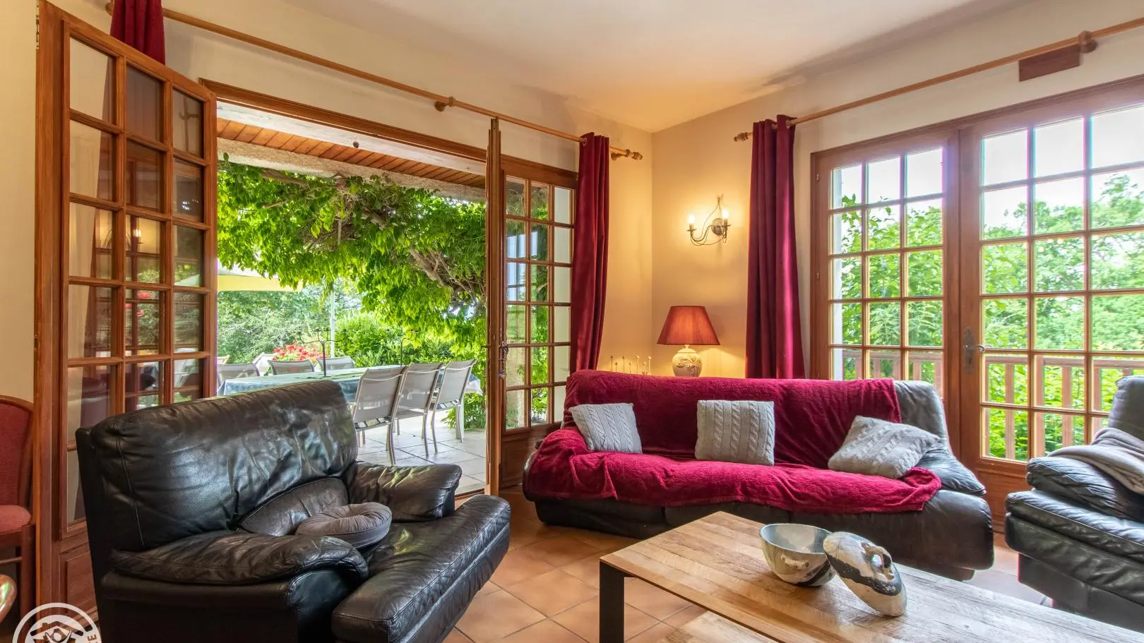 Le salon ouvert sur la terrasse