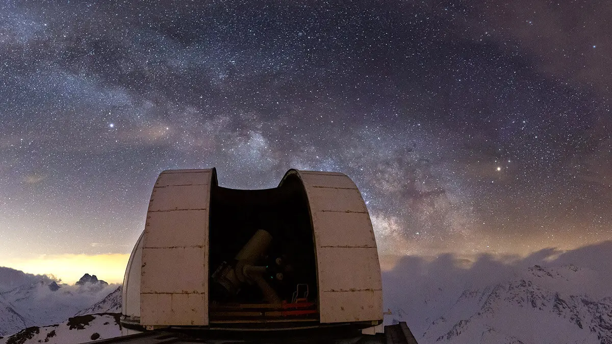 Télescope de l'observatoire de Siant-Véran sous la voie lactée