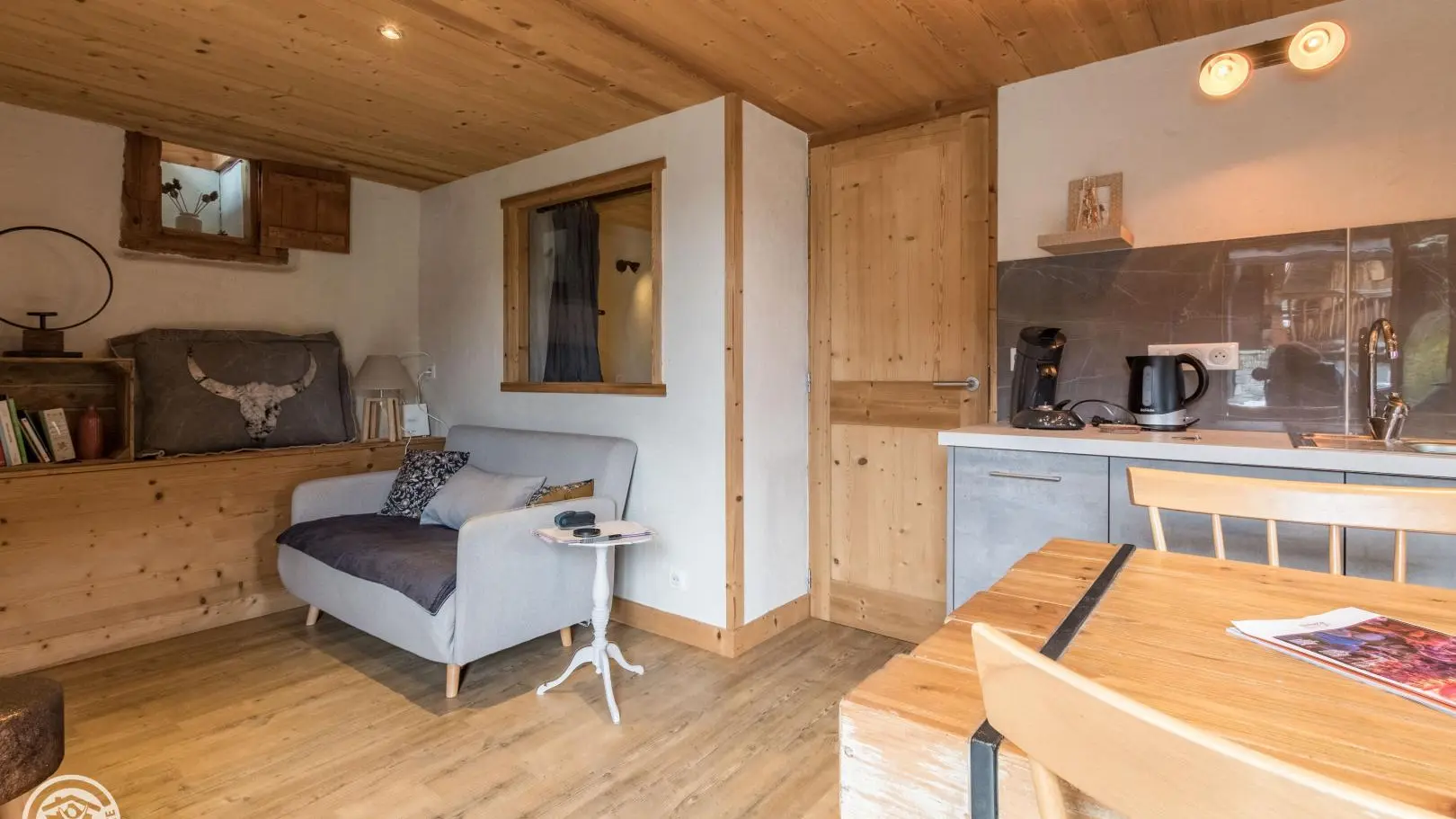 Chambre studio supplémentaire pour 2 personne (indépendante, accès par l'escalier extérieur)