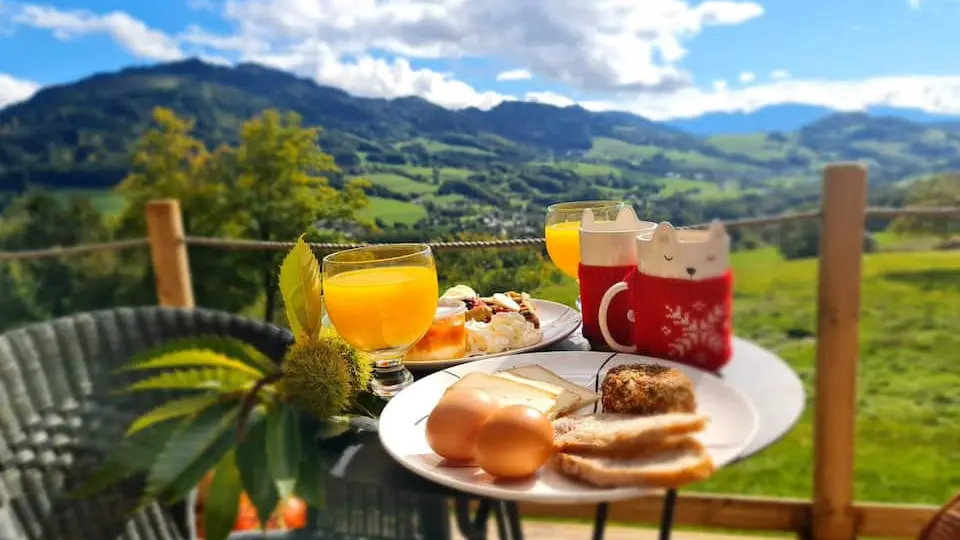 petit dej gourmand  sur la terrasse