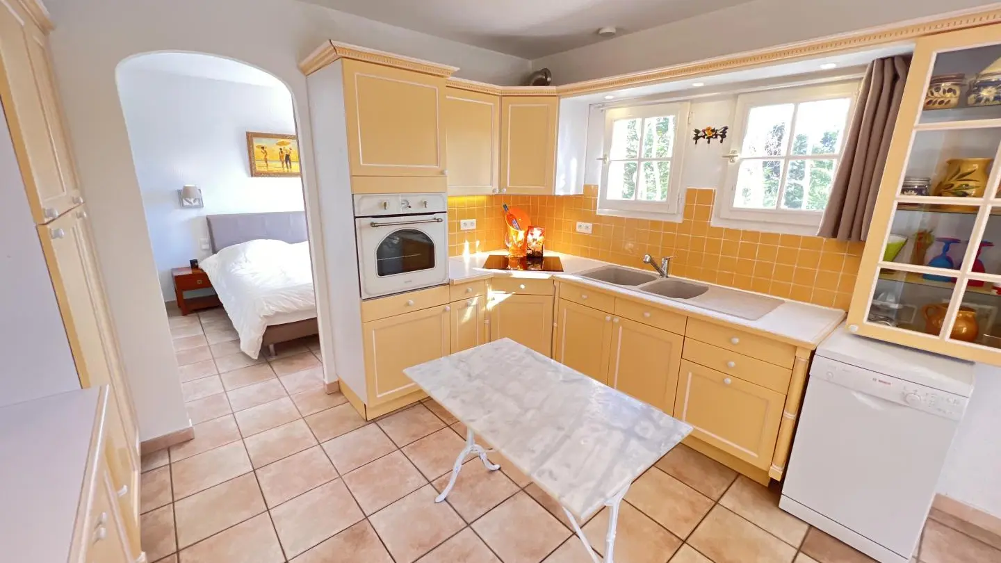 Villa palmeraie Nice® Aspremont 06 -Séjour/Cuisine Américaine-Aspremont-Gîtes de France des Alpes-Maritimes