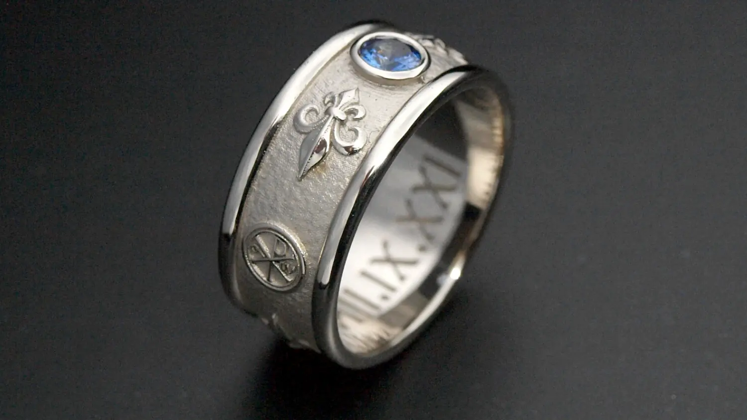 Alliance personnalisee fleur de lys et chrisme_or blanc 750 saphir bleu de ceylan_création Hervé Roy_La Bizouterie.