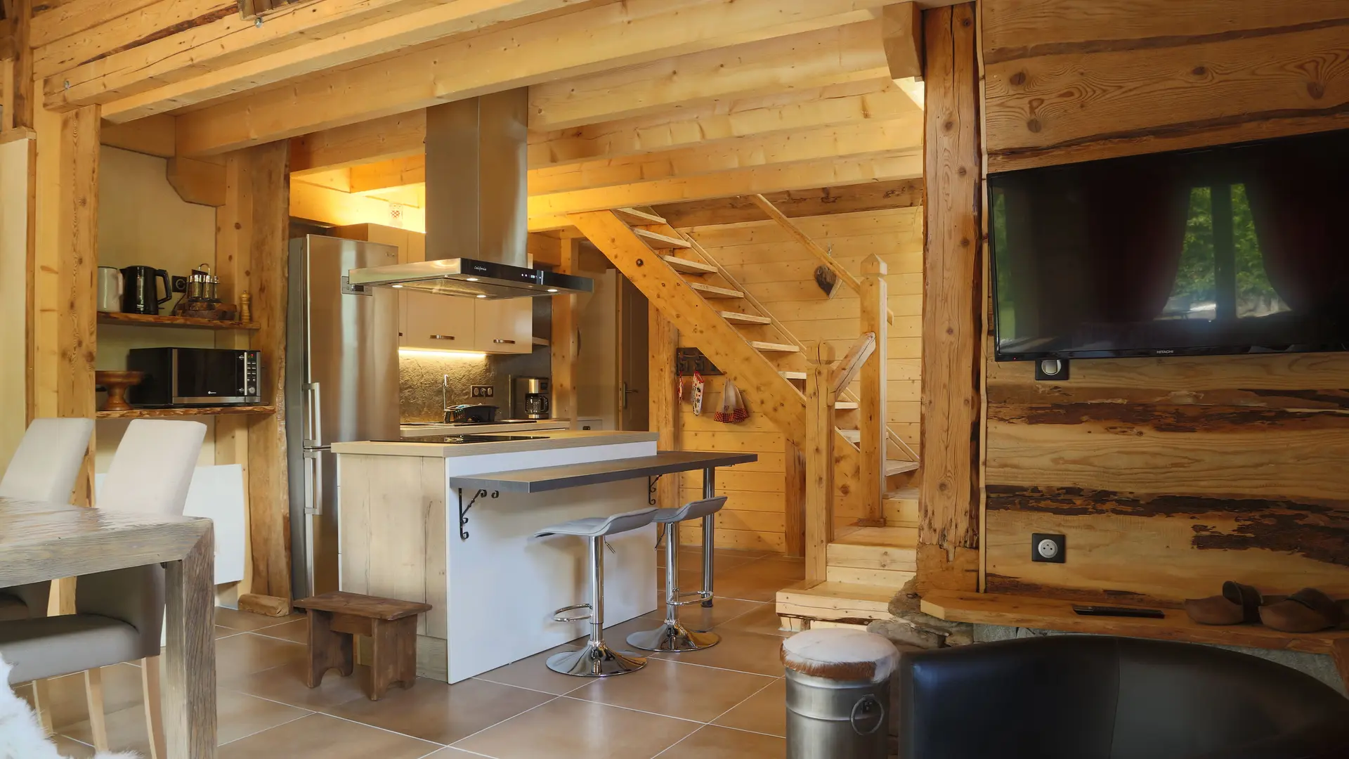 salon salle à manger cuisine - Chalet le Bois du Roc - Thônes, Haute-Savoie