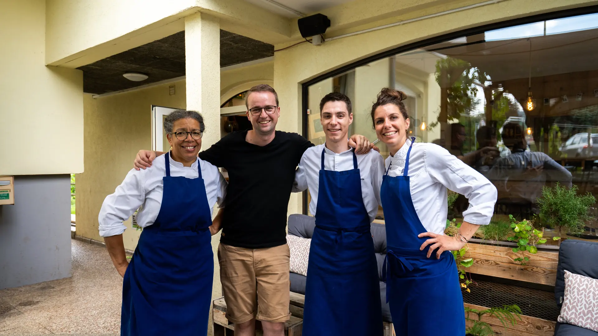 Mathilde, cheffe et gérante du restaurant, et son équipe