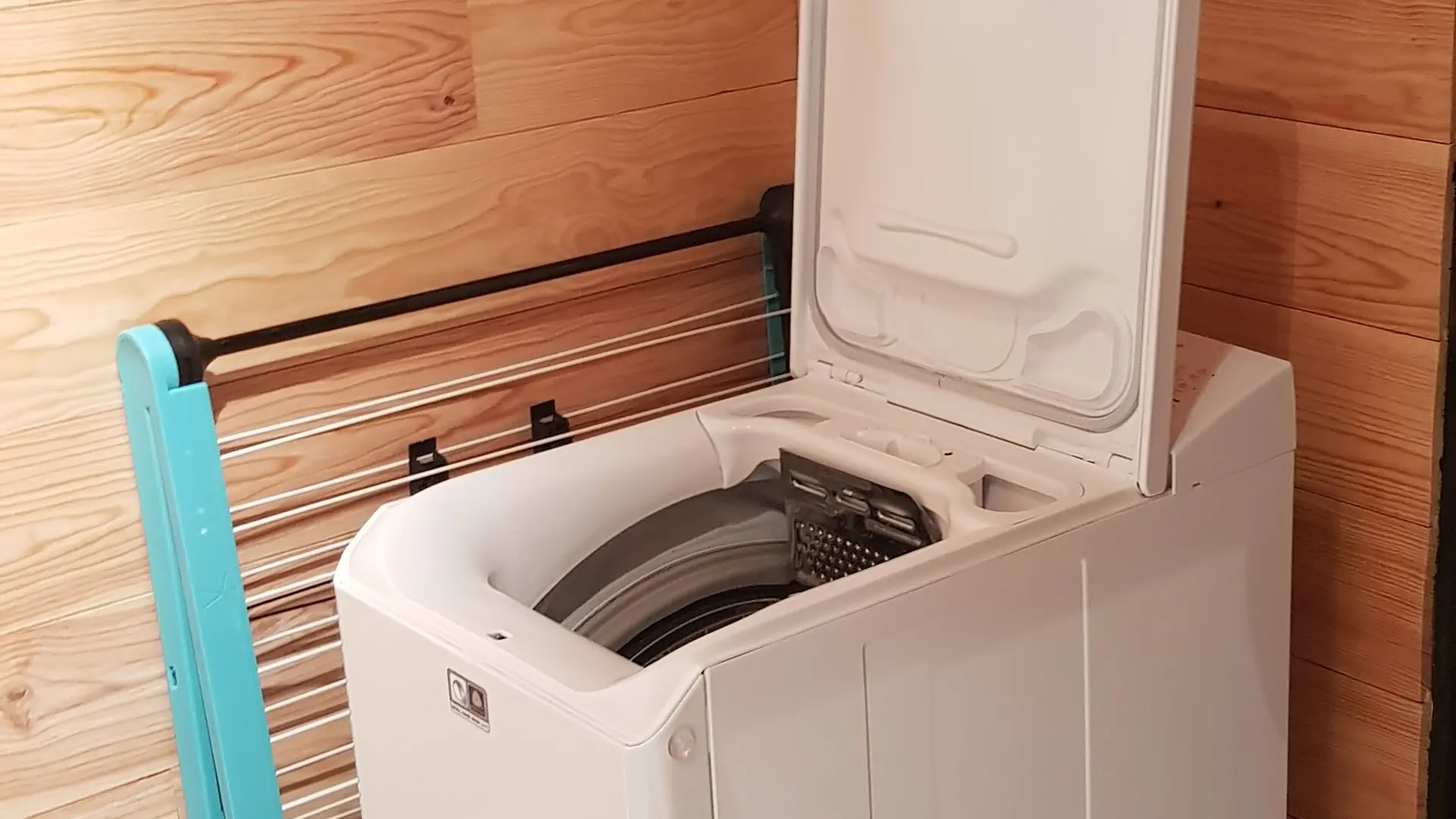 Machine à laver dans la salle de bain