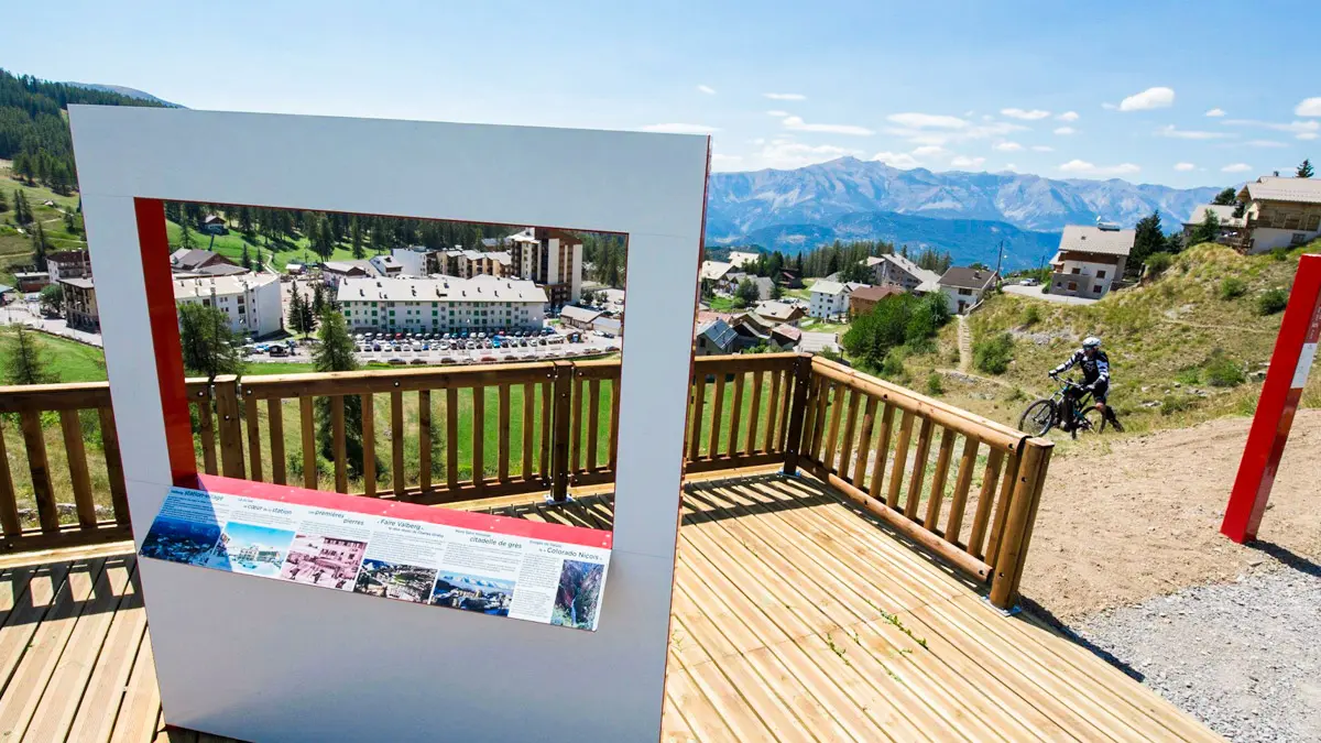 panorama sur la station et le village