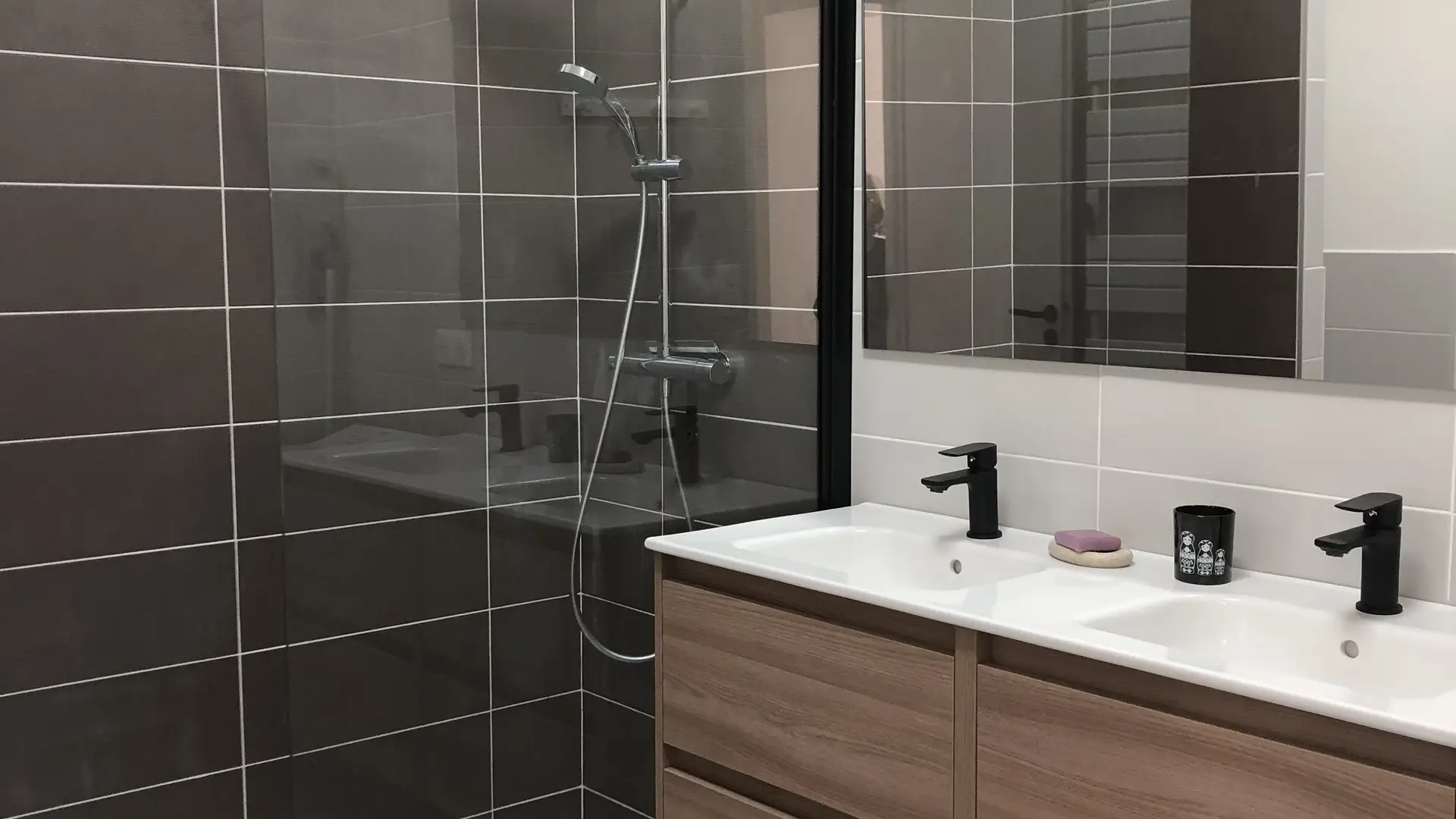 Duschraum mit Doppelwaschbecken und WC