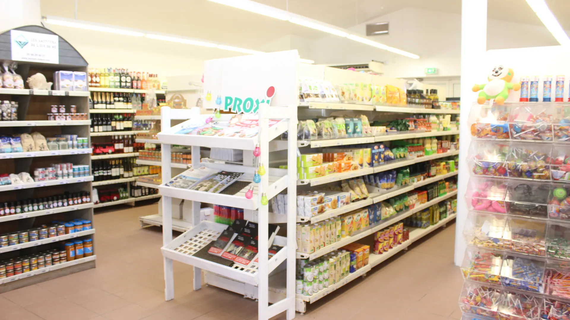 Intérieur de l'épicerie Les Alizés