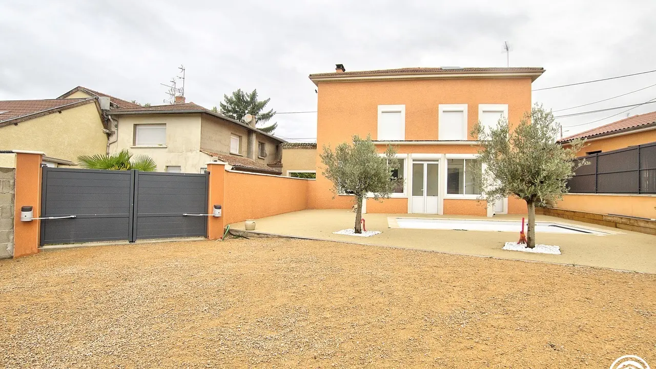 Vue sur la façade de la maison et de la piscine, depuis la cour privée du gîte