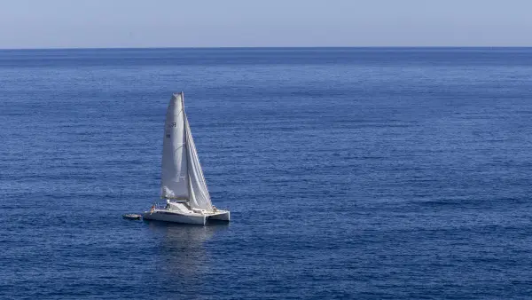Catamaran dans la baie de Marseille. Départ l'Estaque
