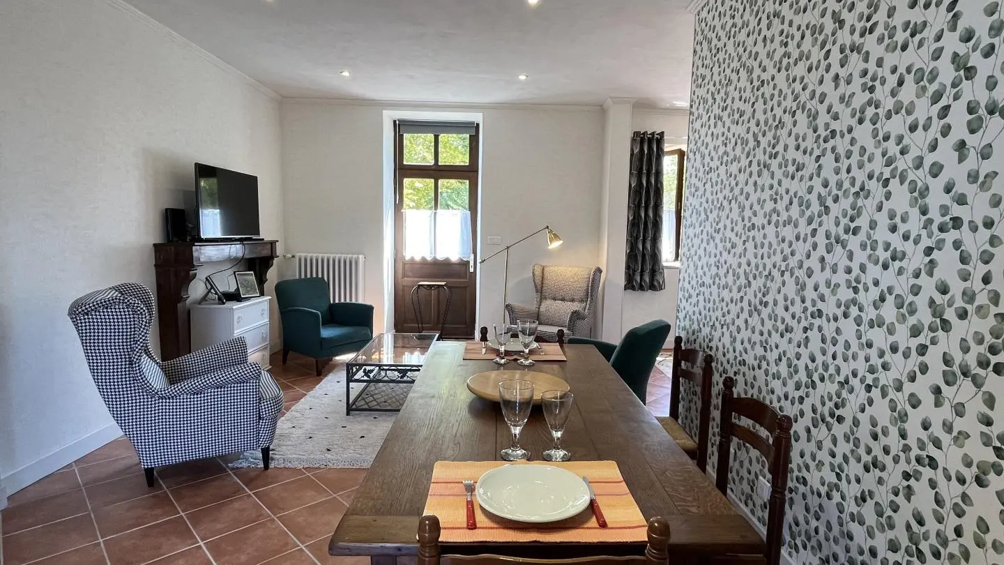 Le gite du Domaine de Bisseret à Montluçon dans l'Allier en Auvergne - salle à manger et séjour