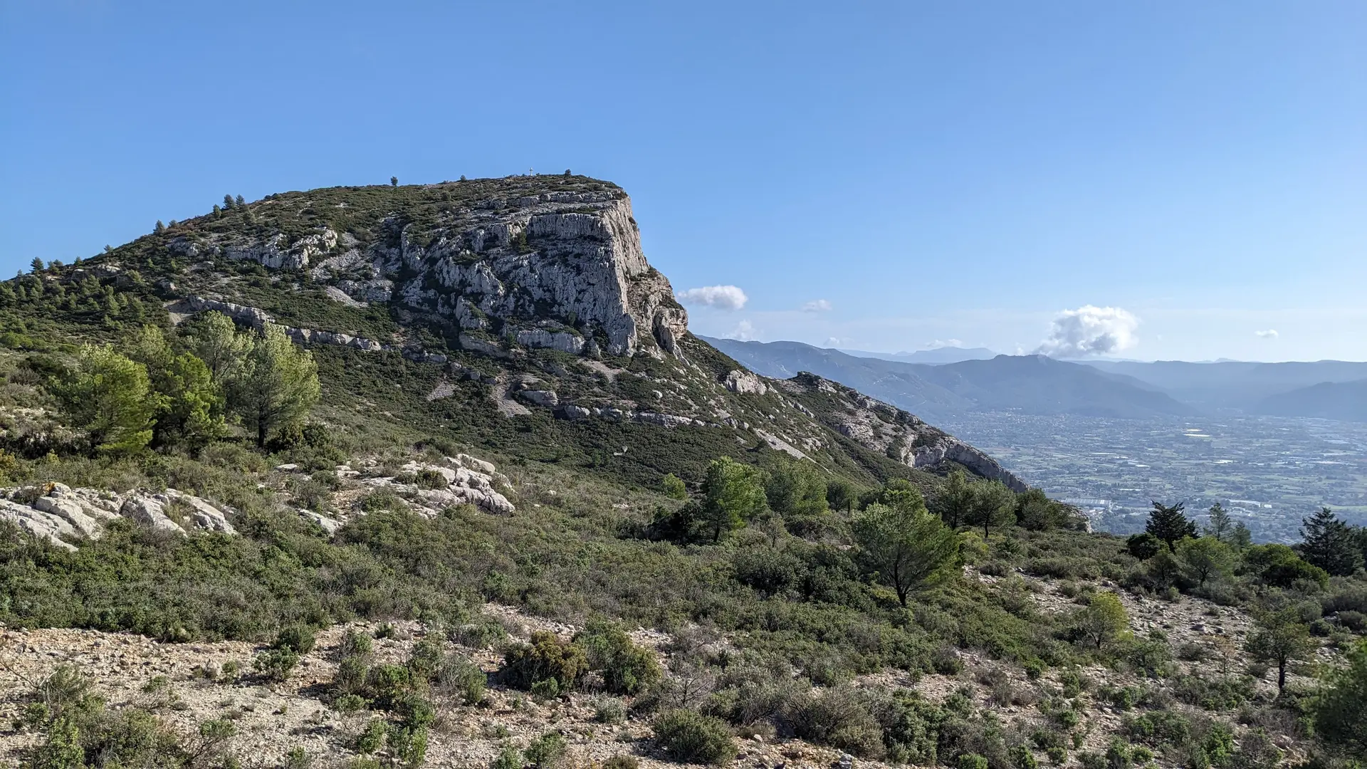 vue sur le sommet du Garlaban