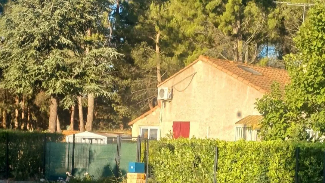Possibilité de garer sa voiture à l'extérieur le long du terrain