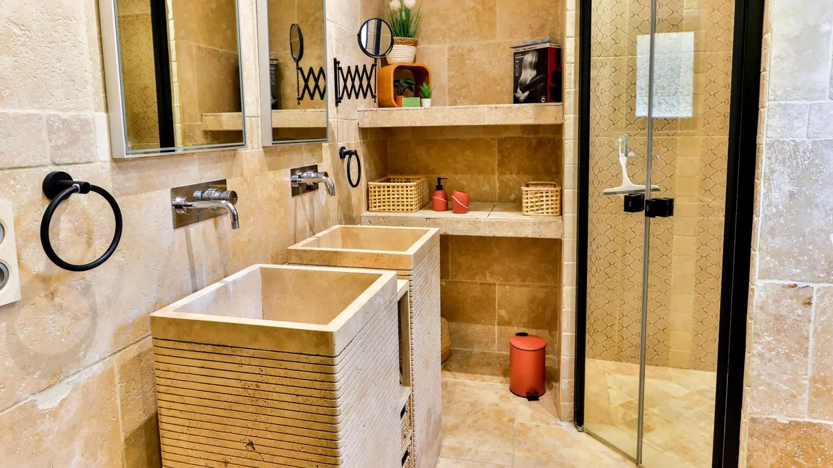 Salle d'eau au rdc avec douche en angle et double vasque