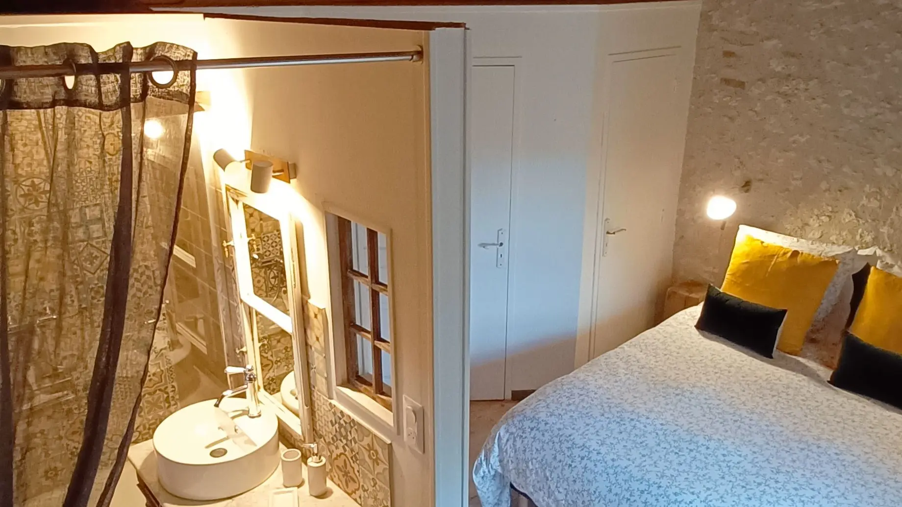 Chambre et salle d'eau douche Pigeonnier