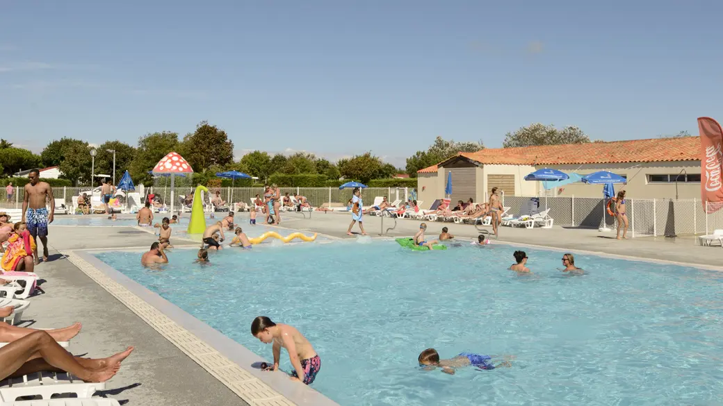 Piscine extérieure et espace de détente