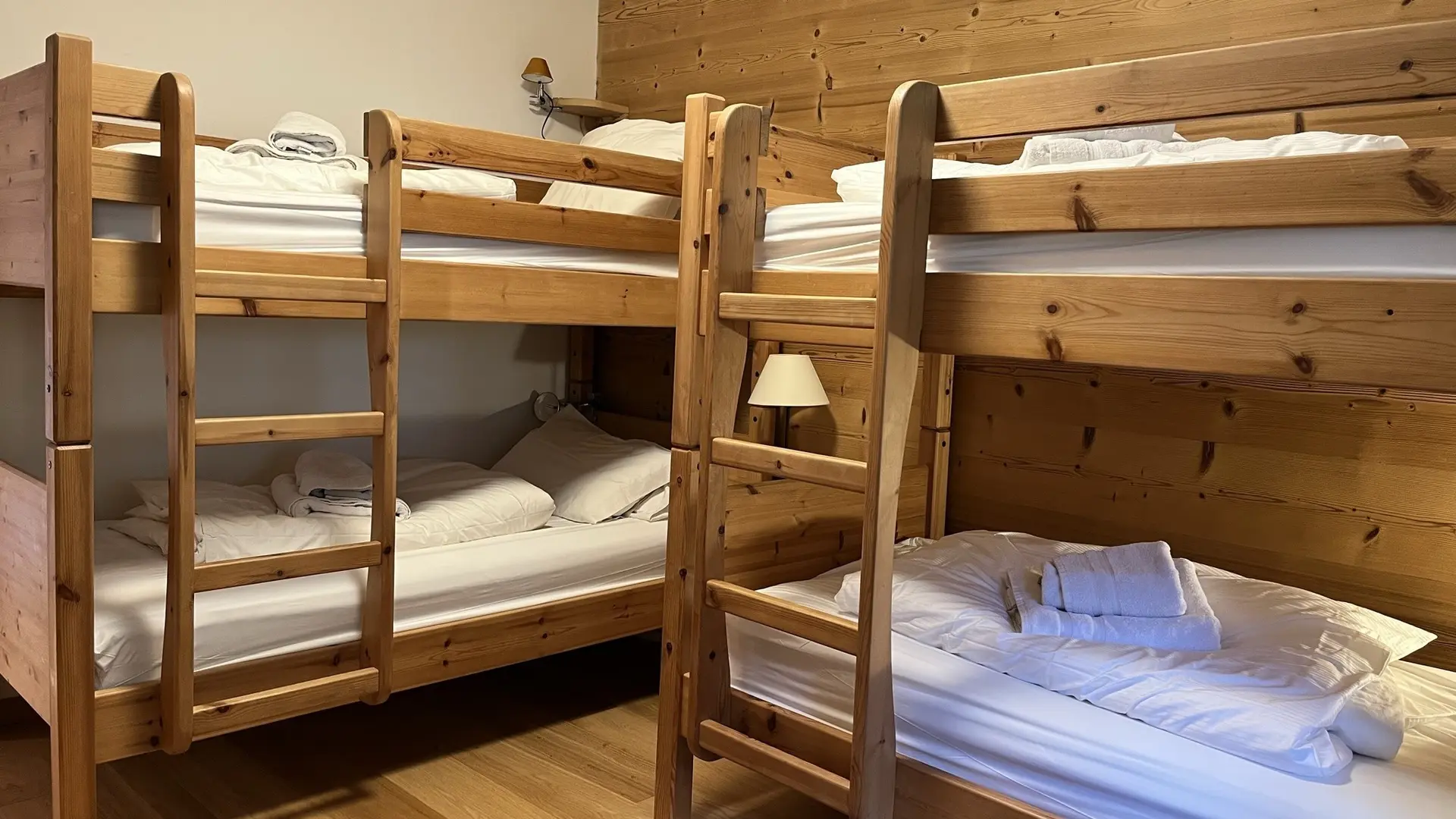 Chambre de 4 lits superposés de taille adulte. Salle de bain.