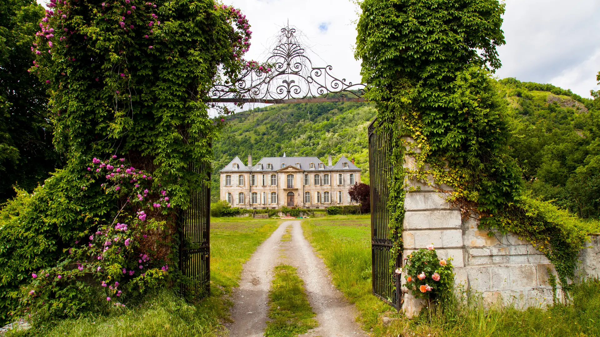 Portail et Allée du Château de Gudanes