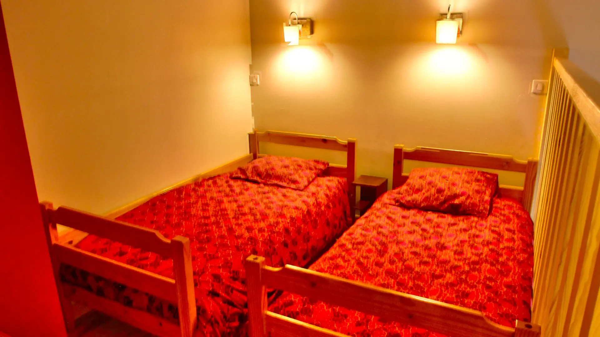 mezanine avec deux lits simples, dans la chambre Fruits des Bois