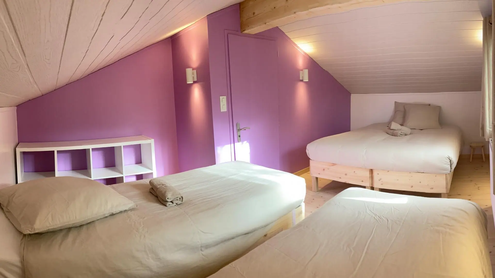 Chambre 2 dortoir avec 2 lits 180 pouvant être transformés à la demande en 4 lits 80.