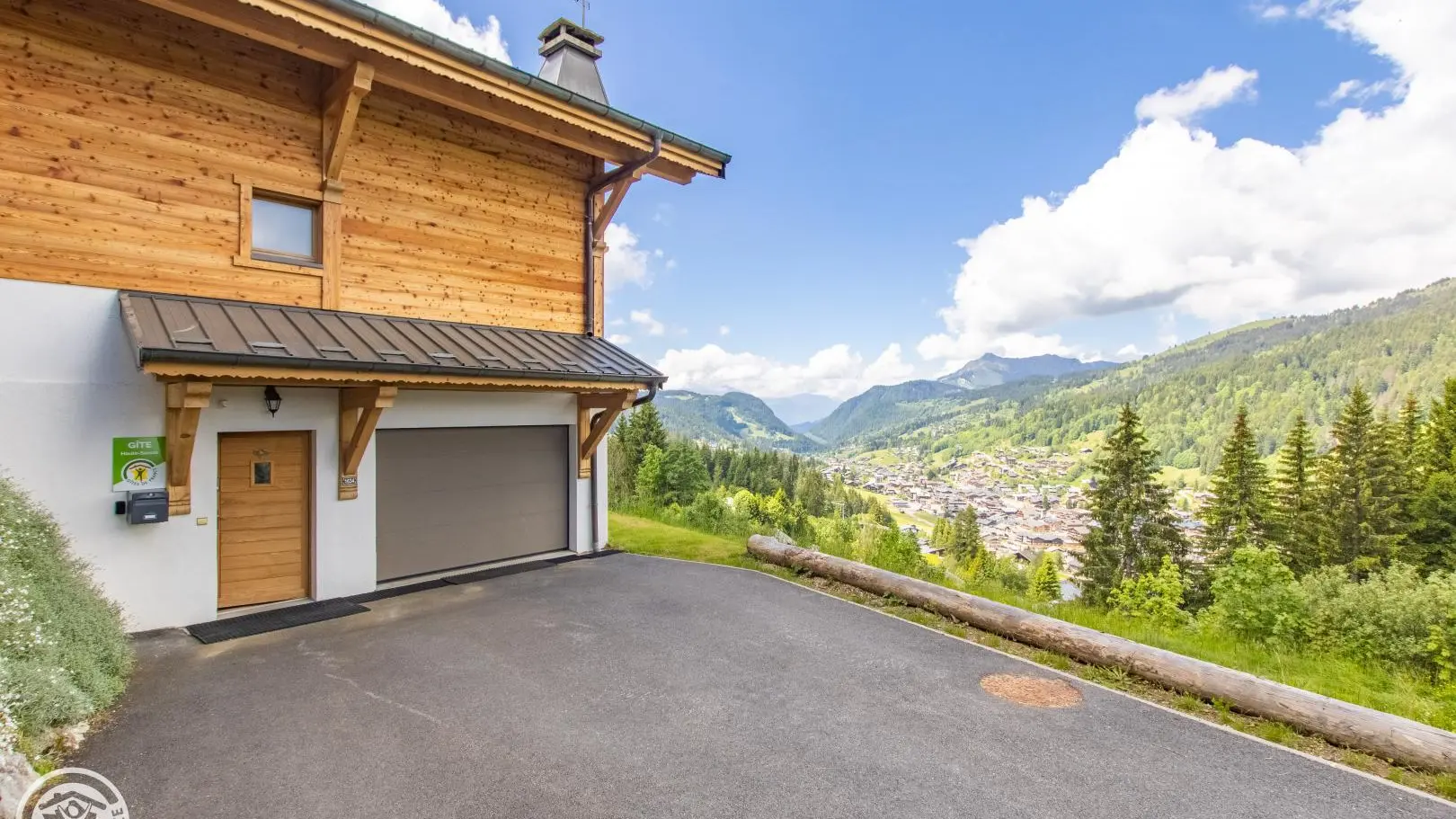Vue du chalet côté entrée