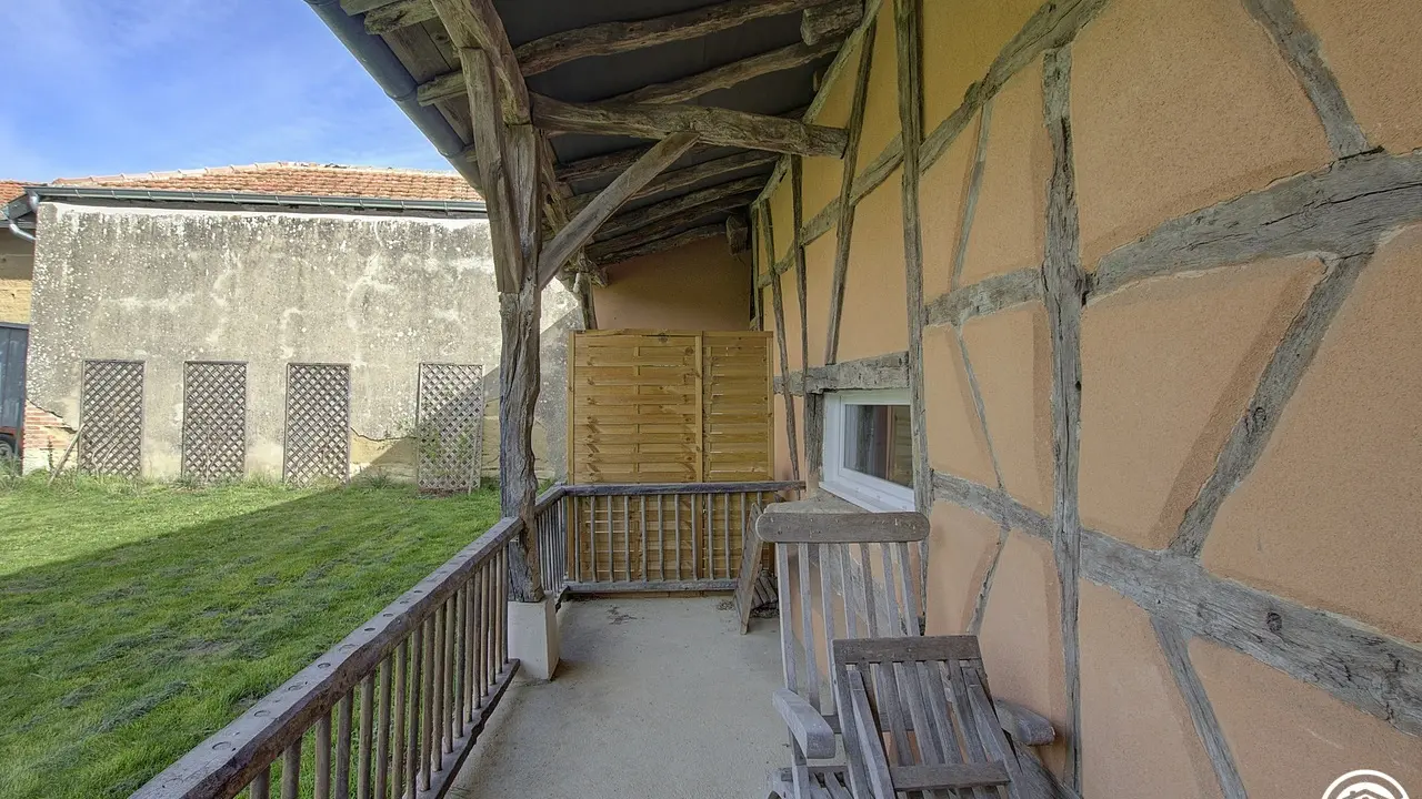 La petite terrasse privative au gîte.