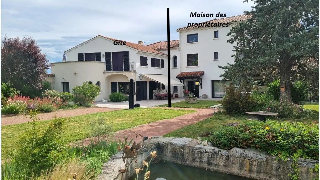 A droite le gîte et à gauche la maison des propriétaires