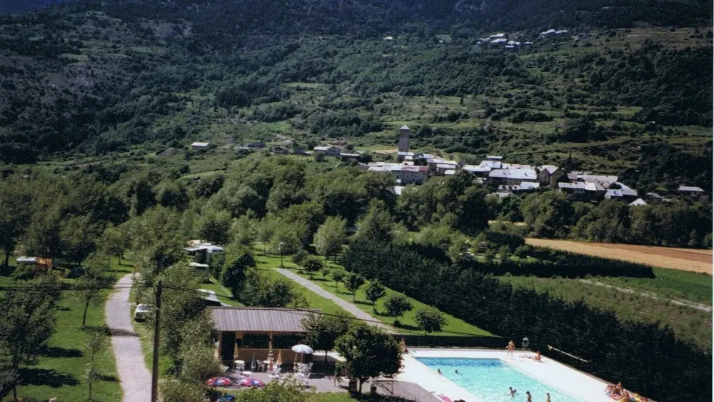 Intérieur camping en été -piscine