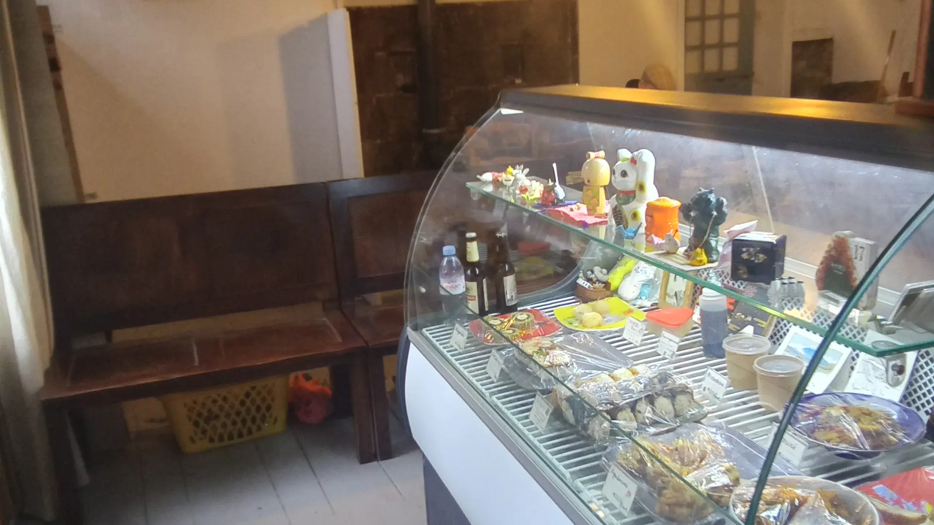 entrée d'Onigiriya avec la banque de froid et les plats que Sugako vous propose