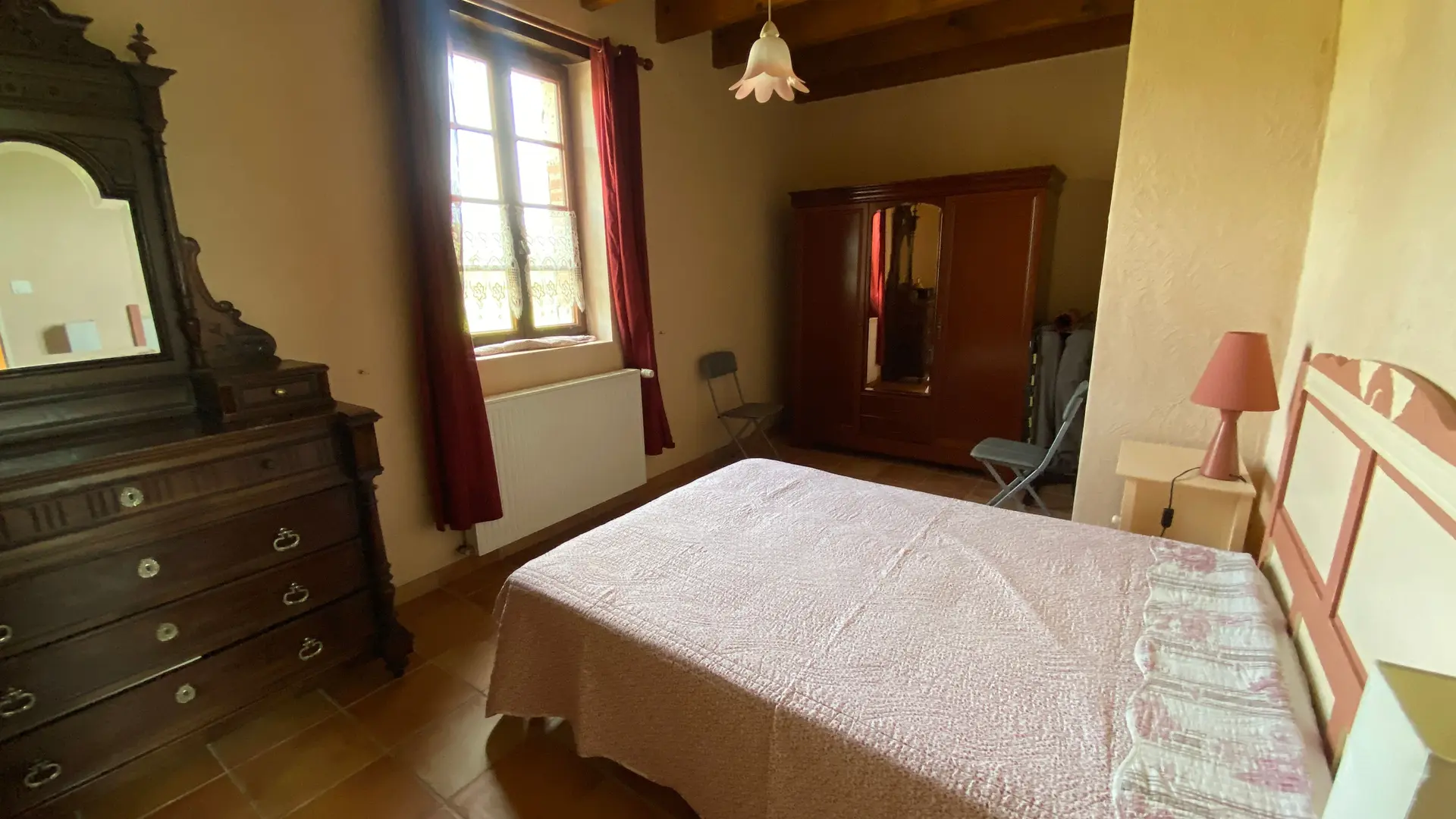 Grande chambre en rdc avec 1 lit double