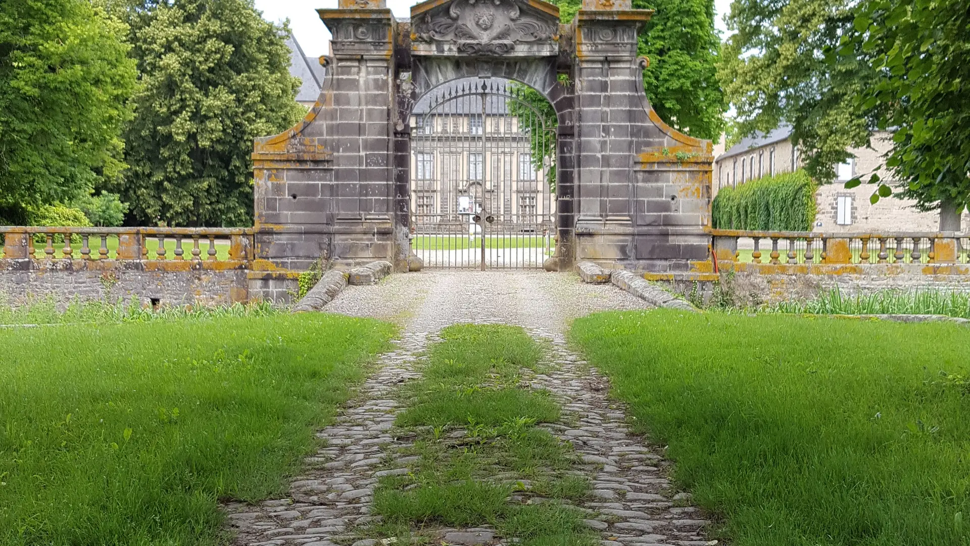 Allée d'accès au Château d'Effiat sur la randonnée Sur les traces des lavandières