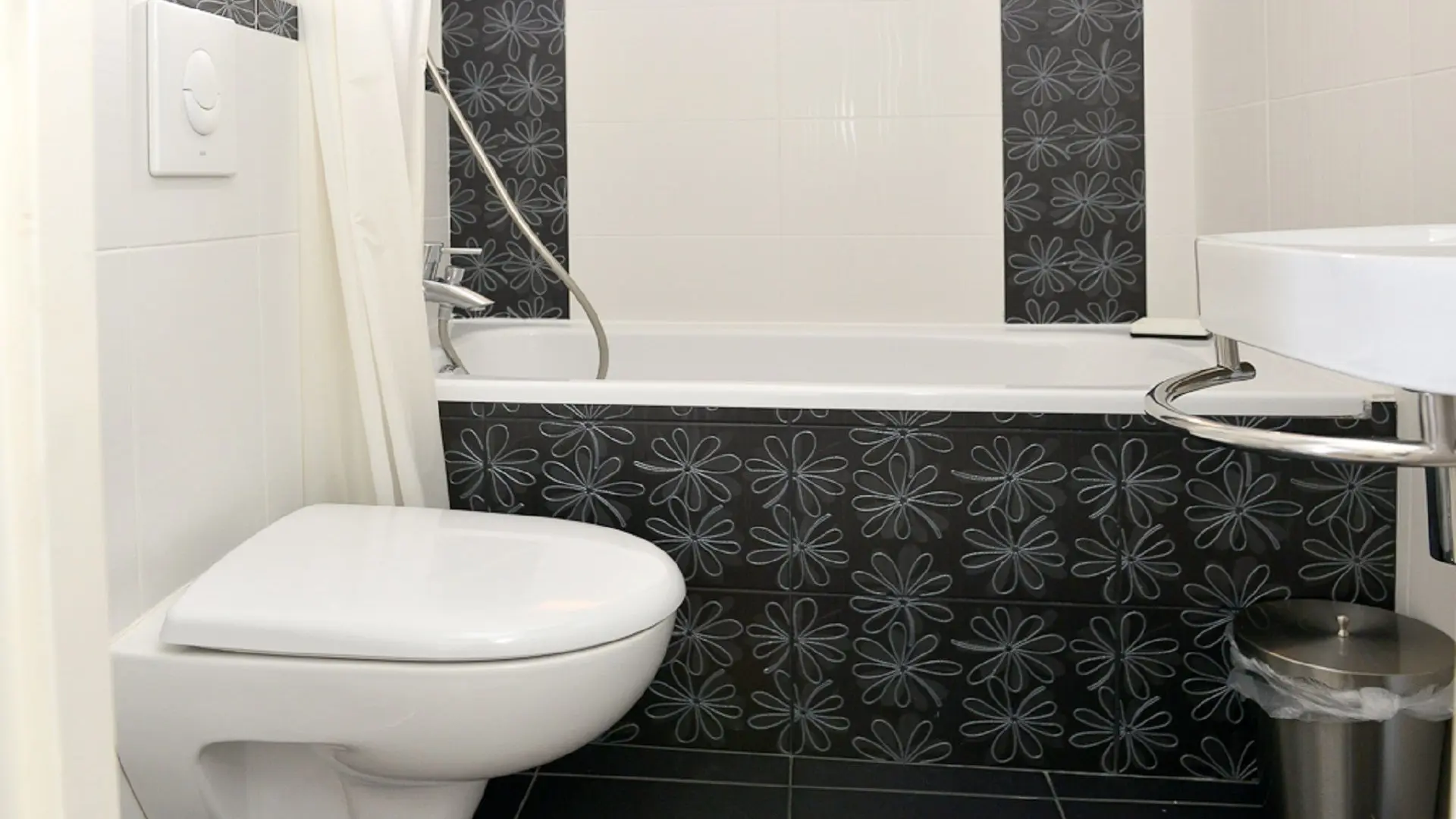 L'Olivier-Mas d'Angeline-Salle de bains-Cuisine-Beausoleil-Gîtes de France des Alpes-Maritimes