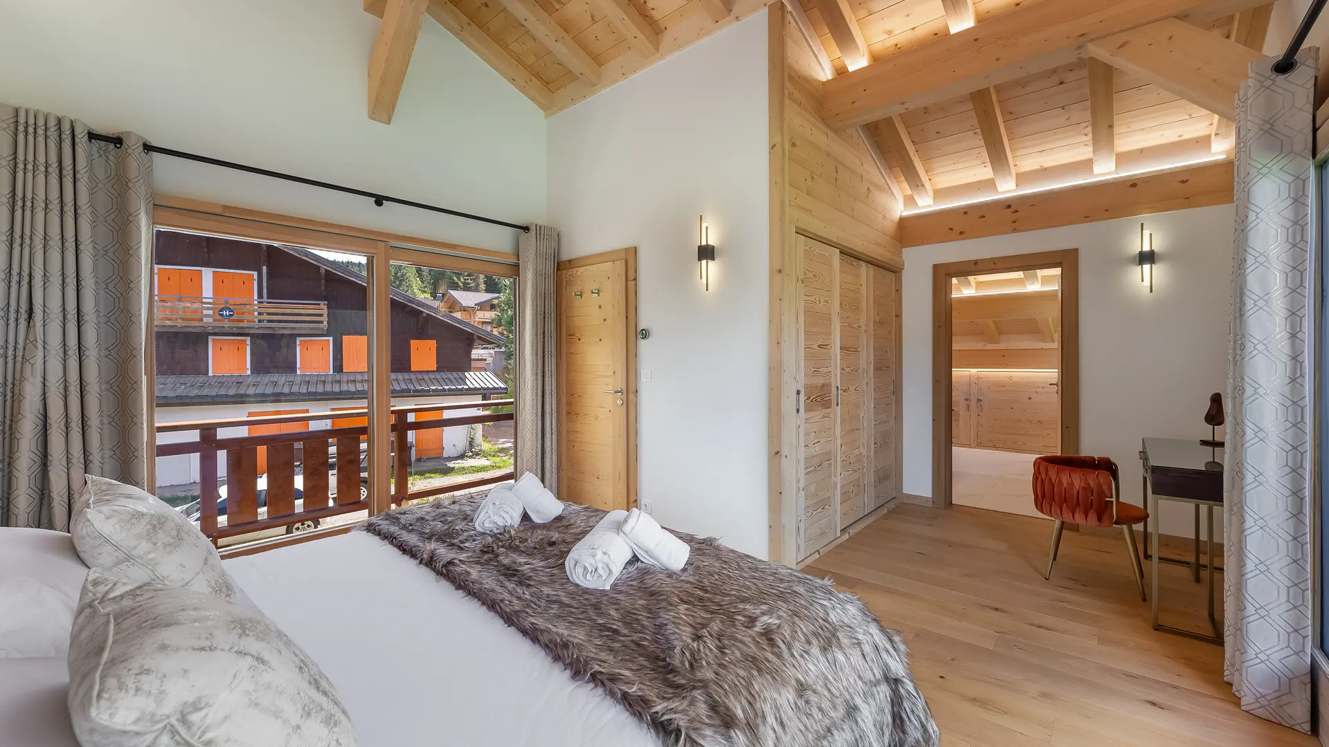 Grande chambre familiale, lit double, espace bureau, baie vitrée donnant accès au balcon