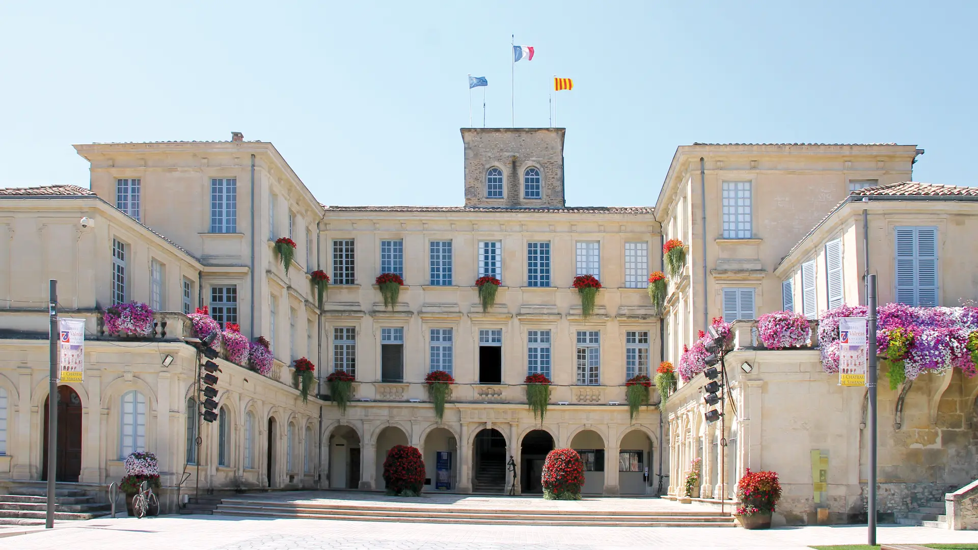 Façade château - Château de Simiane