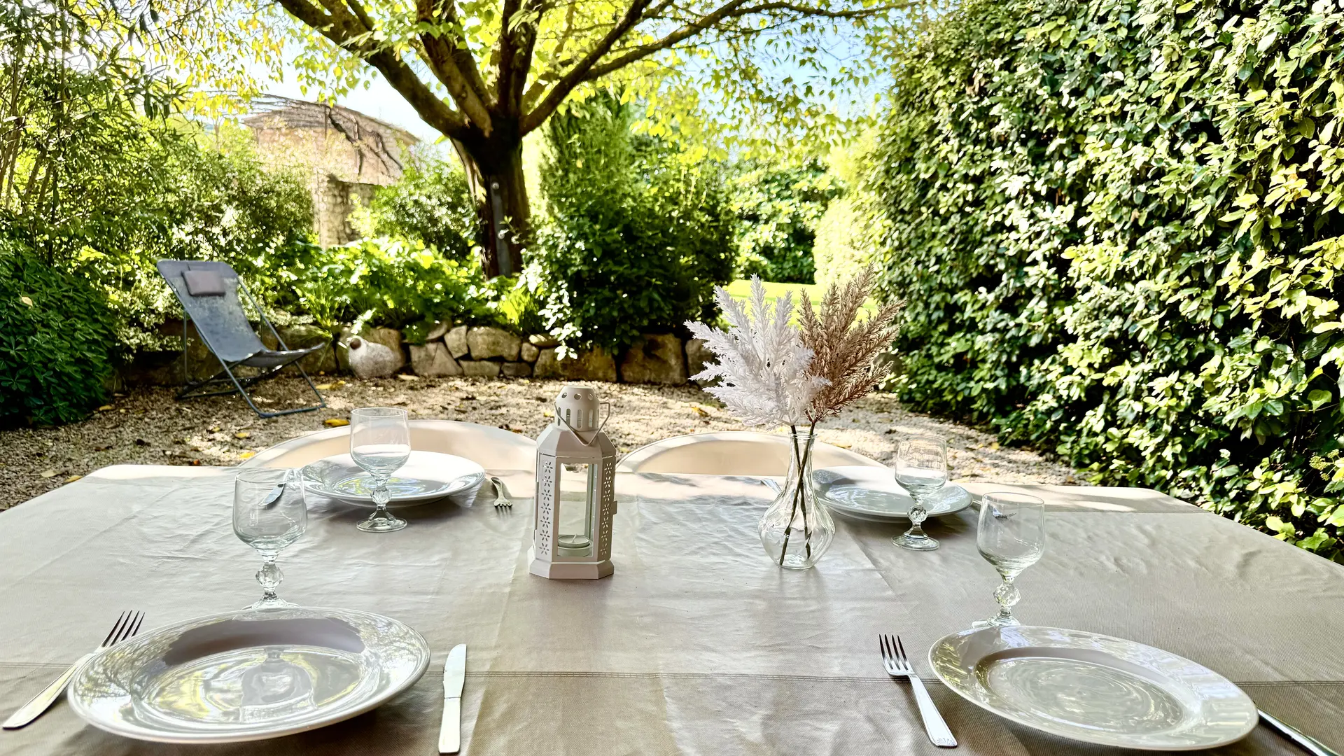 Repas sous la terrasse avec vue sur jardin