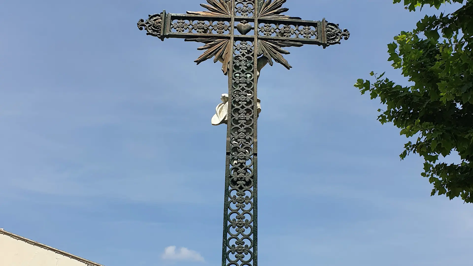 Croix sur le parvis