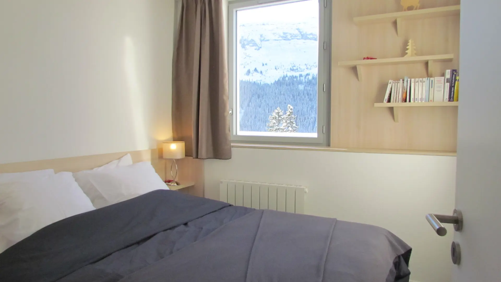 Chambre N°1 avec un lit double