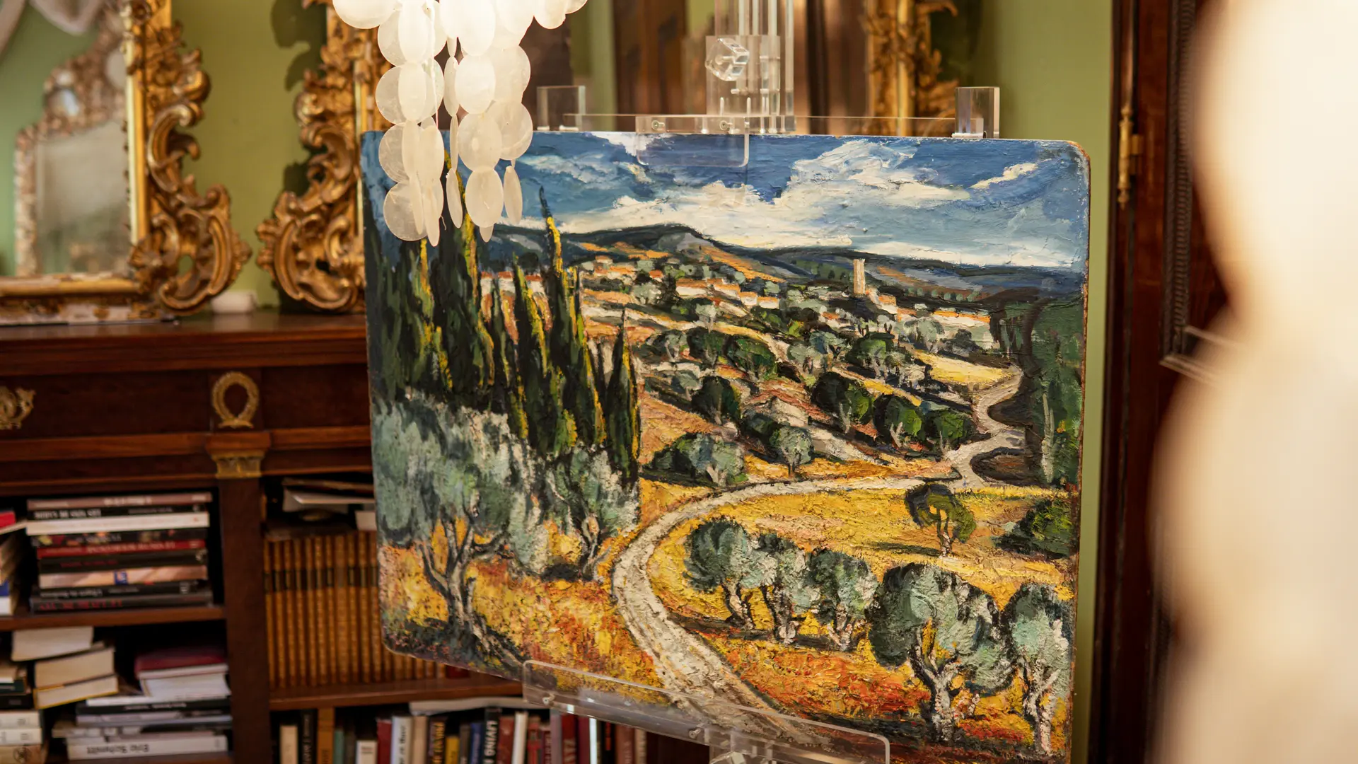 Une toile vibrante représente un paysage ensoleillé aux teintes chaleureuses et aux reliefs texturés.