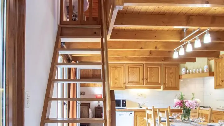 L'escalier d'accès à la mezzanine